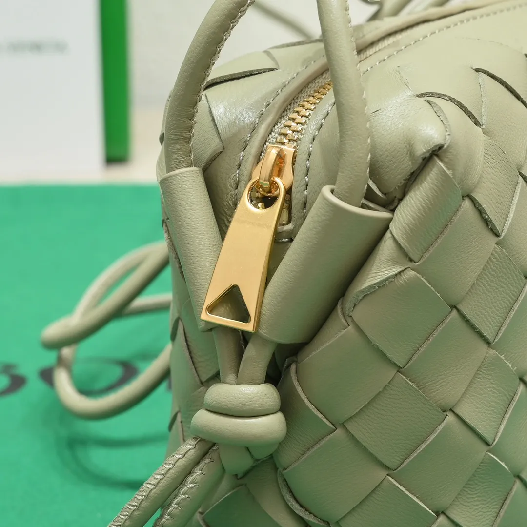 Batch 1160 B's new model is coming🔥Classic woven logo✅ The bag body is made of selected original sheepskin. The texture is soft and waxy. The simple square bag body is classic and versatile. The internal design is very practical. It has a large space and an adjustable iconic leather drawstring. It can be said to be both elegant and practical. The design is very simple and elegant. It has a kind of literary and retro style. Size model: 17*10*6cm, model number: 9896